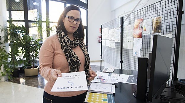 idoia Beloqui atiende sola el mostrador de un centro cultural en Moratalaz