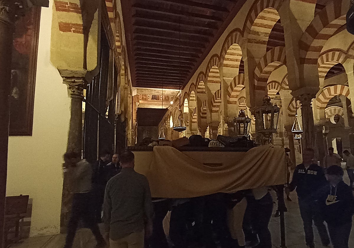 El paso que llevará a San Acisclo y Santa Victoria, ya en la Catedral