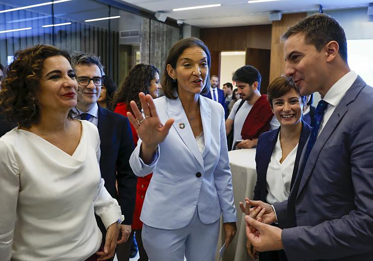 Reyes Maroto junto a los ministros María Jesús Montero, Félix Bolaños e Isabel Rodríguez, y el secretario general del PSOE en Madrid, Juan Lobato