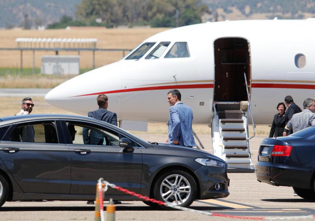 Pedro Sánchez tomando el Falcon en uno de sus múltiples vuelos en el avión presidencial