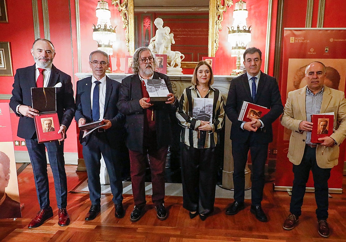 Benito Leiro (segundo por la izquierda), este martes en la presentación del libro en el Hotel Palace
