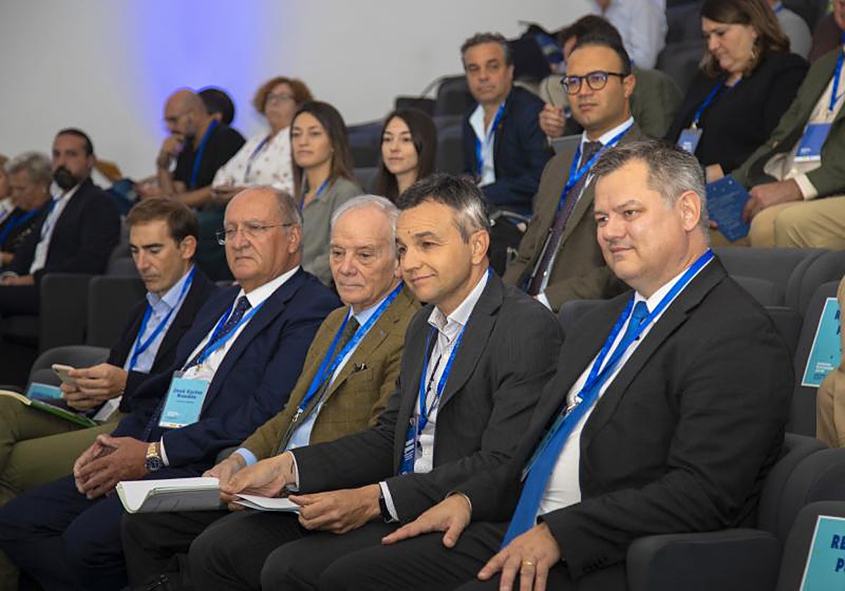Participantes en la primera jornada internacional de acuicultura, celebrada en Alicante esta martes.