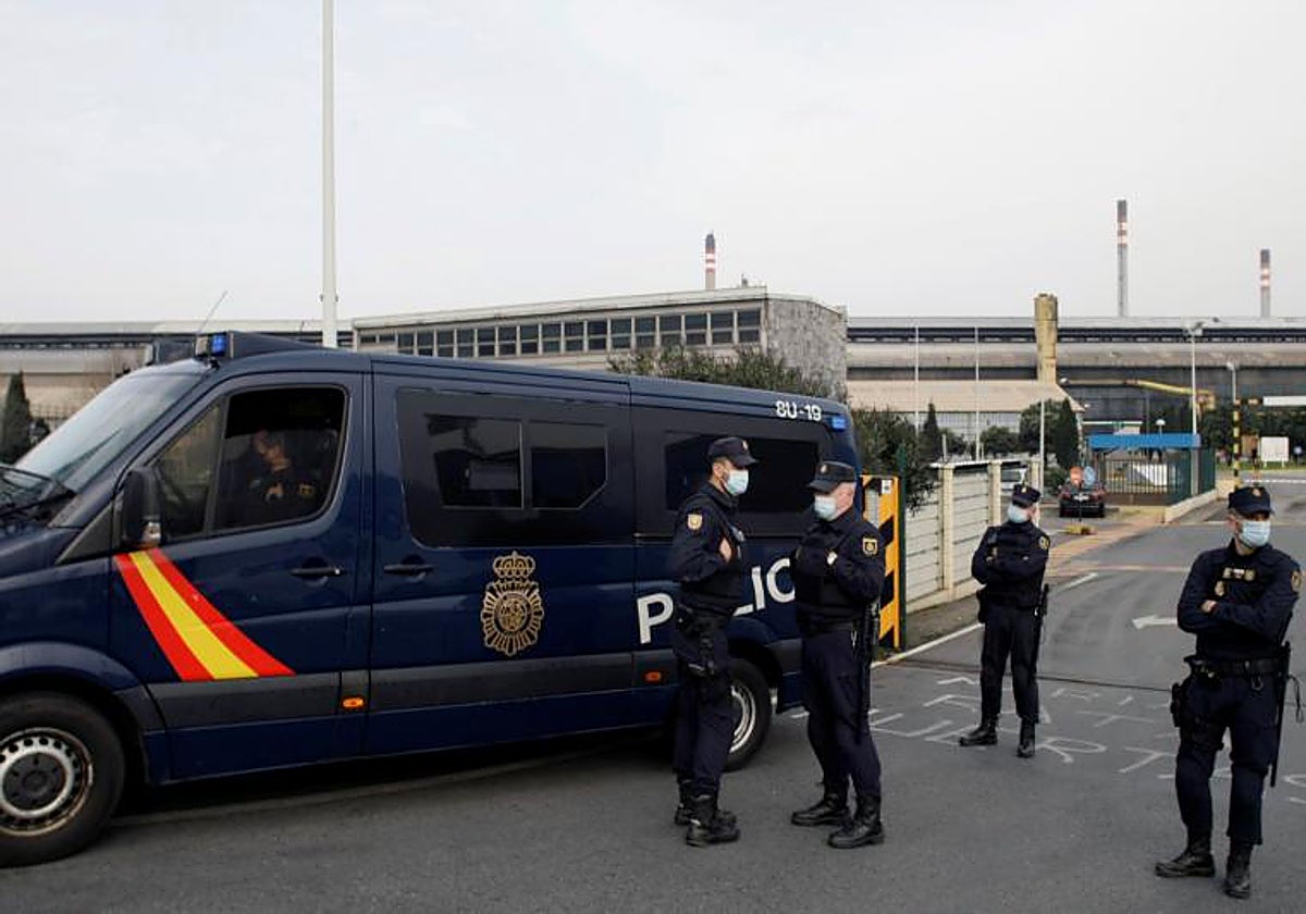 La Policía en el registro efectuado por orden judicial en las planta coruñesa de Alu Ibérica