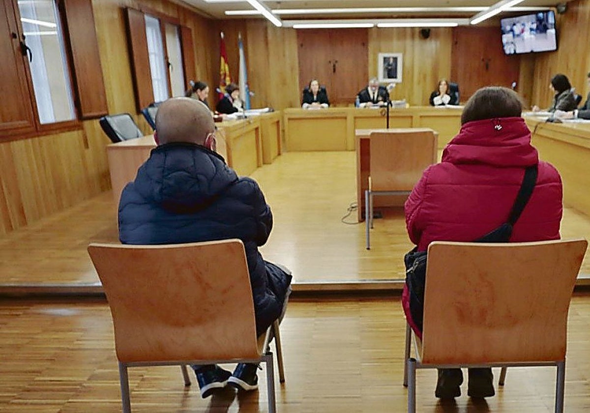 Los padres del bebé, durante el juicio en Lugo el pasado octubre
