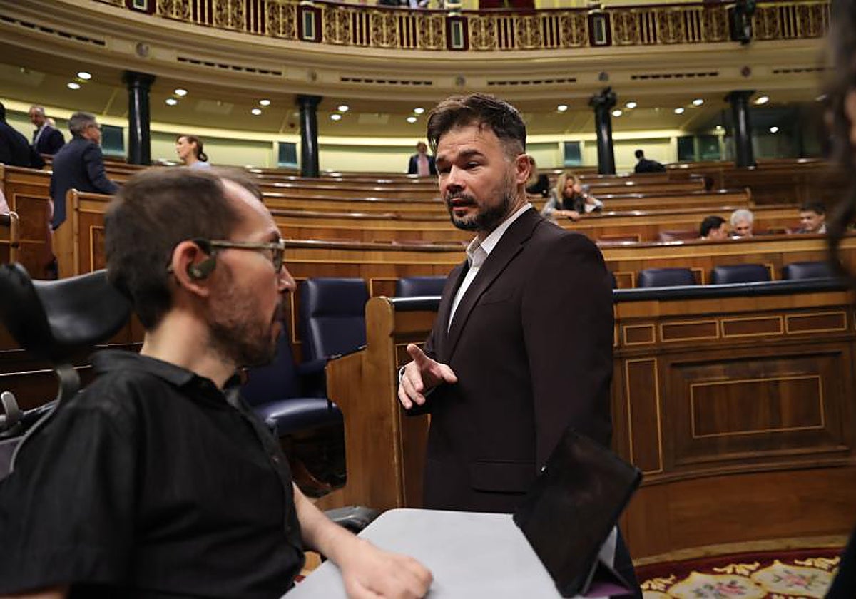 Los portavoz de Unidas Podemos y ERC en el Congreso, Pablo Echenique y Gabriel Rufián, de izquierda a derecha, en el Pleno del Congreso de los Diputados