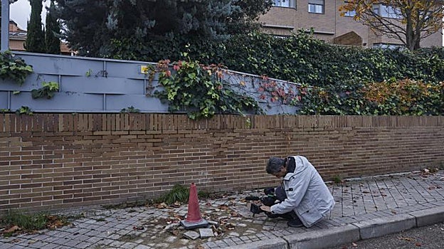 El destrozo de la farola con la que colisionó el coche de la víctima