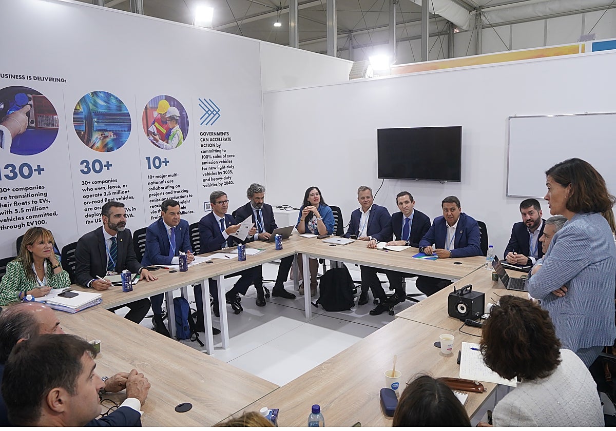 Juanma Moreno anuncia un plan de cuidado de los fondos marinos de Andalucía