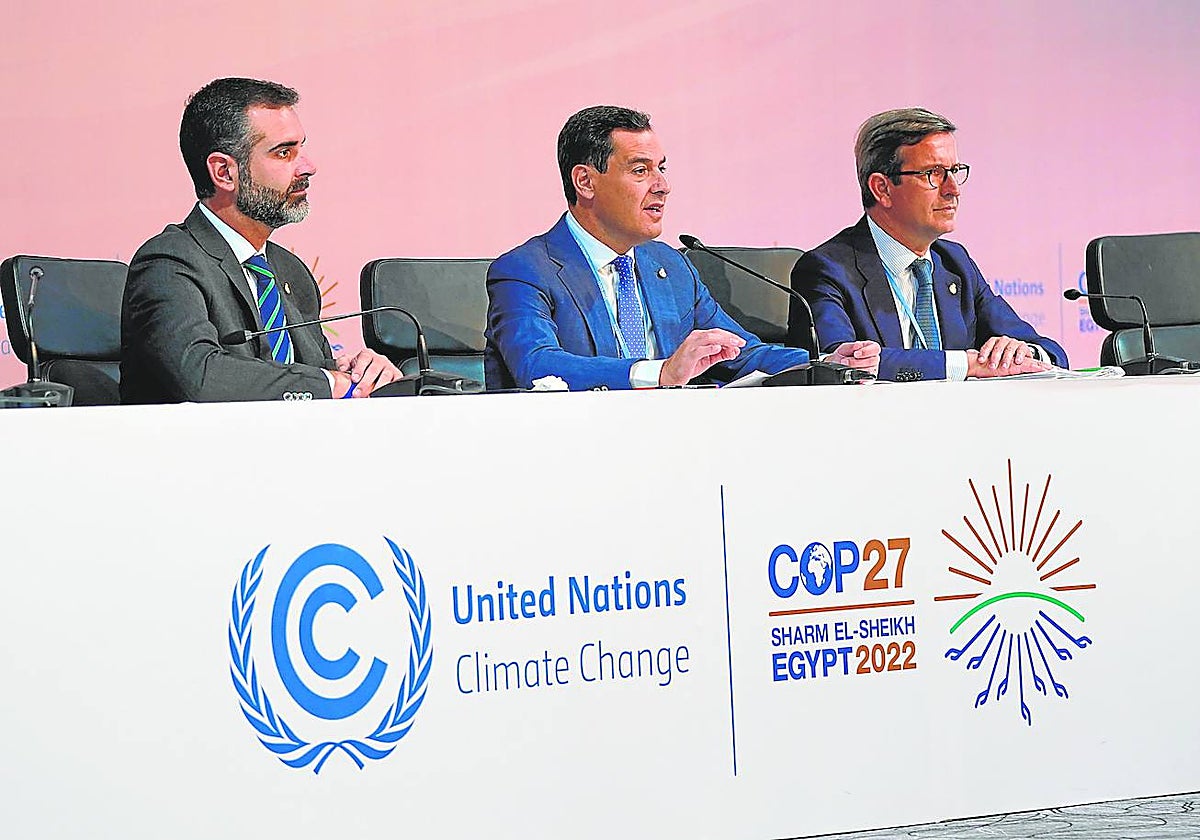 El consejero de Sostenibilidad,Ramón Fernández-Pacheco, Juanma Moreno, y el de Industria, Jorge Paradela