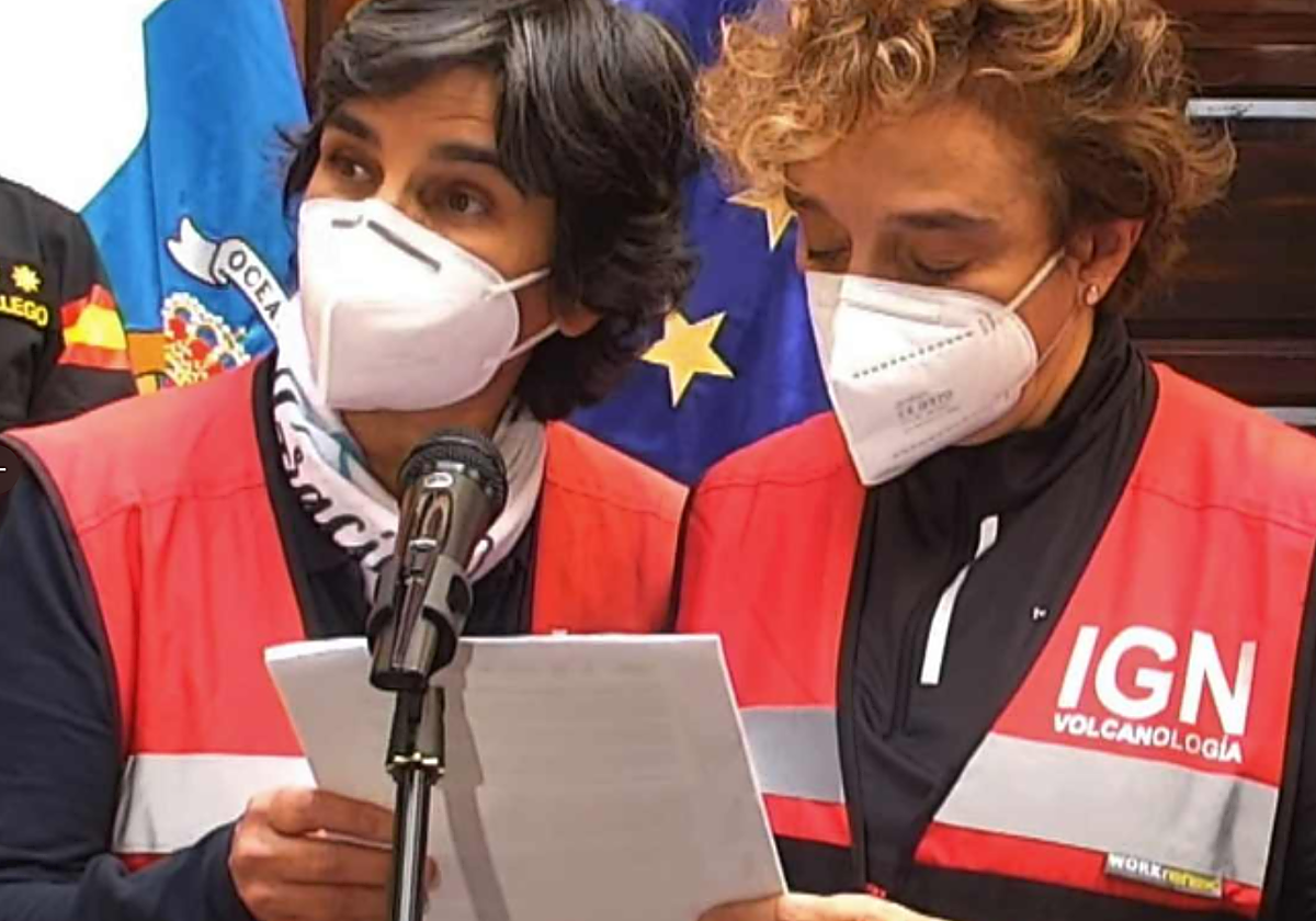 Las portavoces del IGN en el volcán de La Palma, Carmen López (izq) y María José Blanco (dcha)