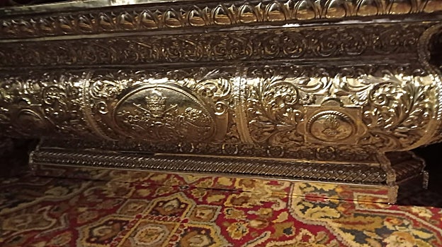 Detalle de la peana, con el escudo de la Buena Muerte en el medallón central