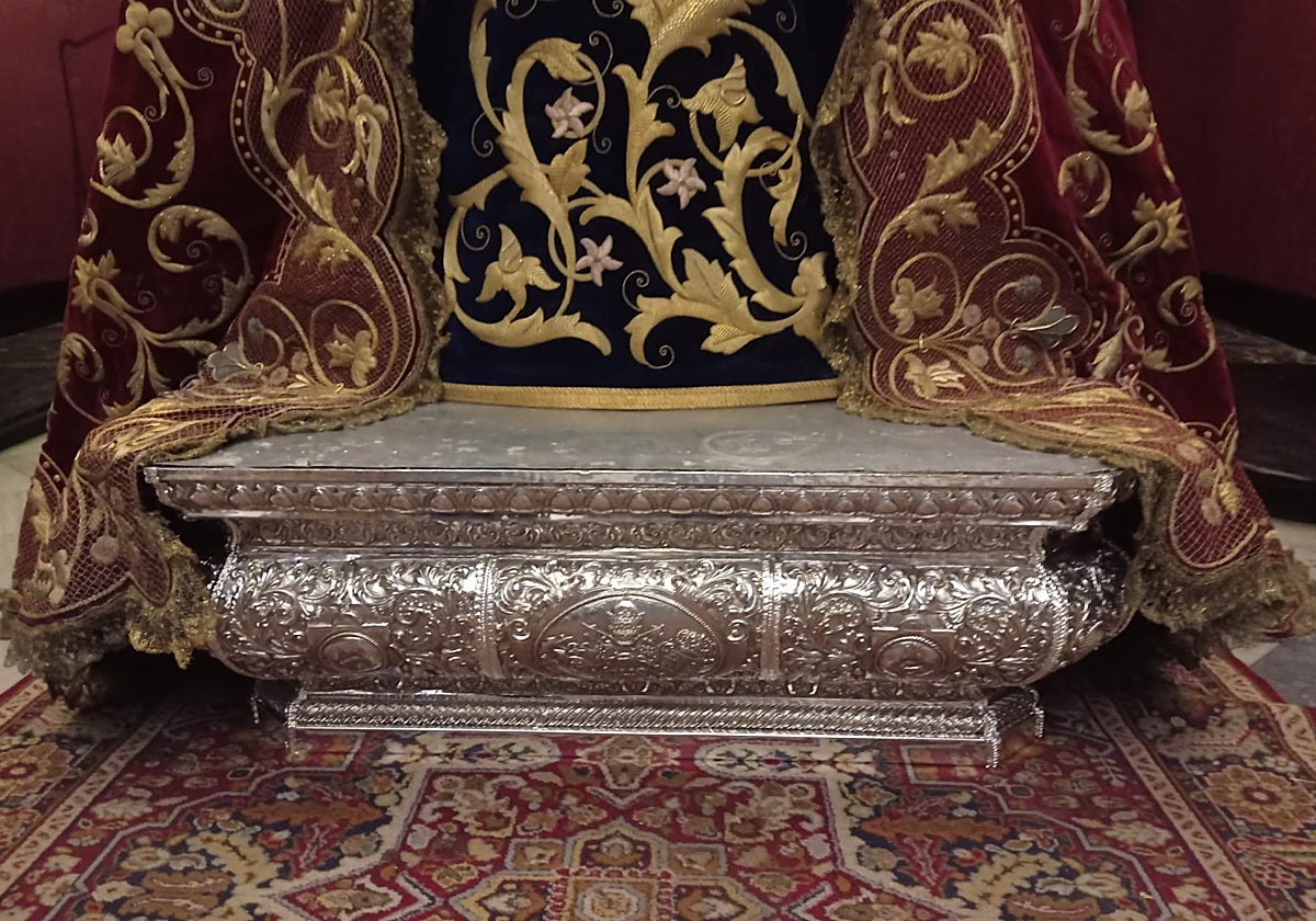 La peana de la Reina de los Mártires luce a partir de este jueves restaurada