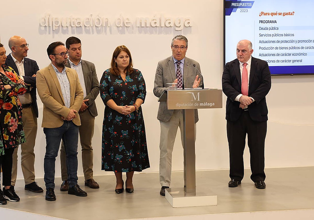 Francisco Salado, con su equipo de gobierno presentando los presupuestos 2023