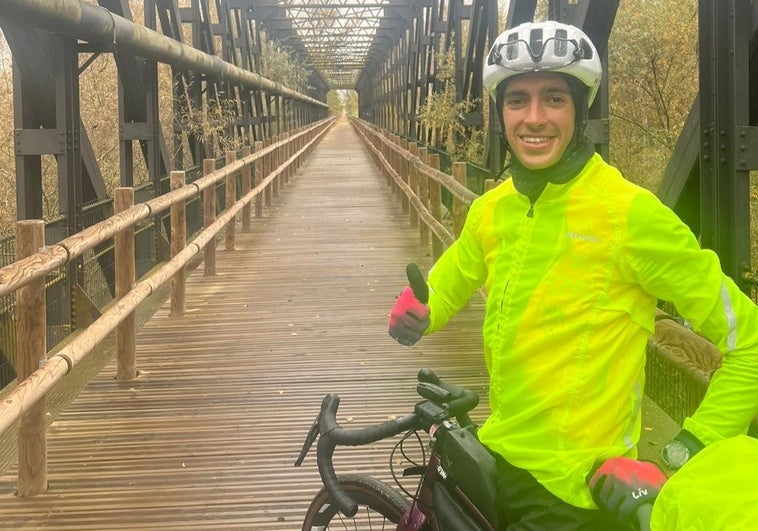 Más cornadas da la ELA: el torero Ángel Téllez peregrina a Santiago en bicicleta por su tía Rosa