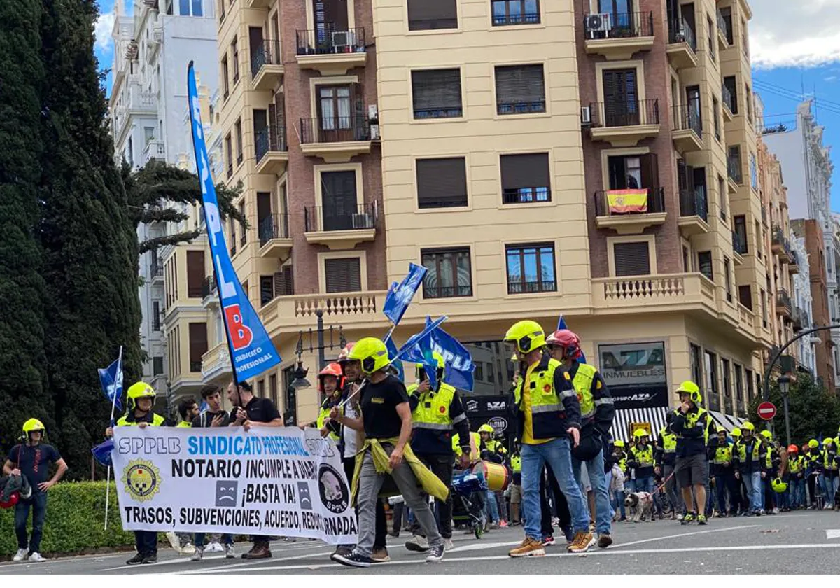 Manifestación de los bomberos contra los «incumplimientos» del Ayuntamiento de Valencia