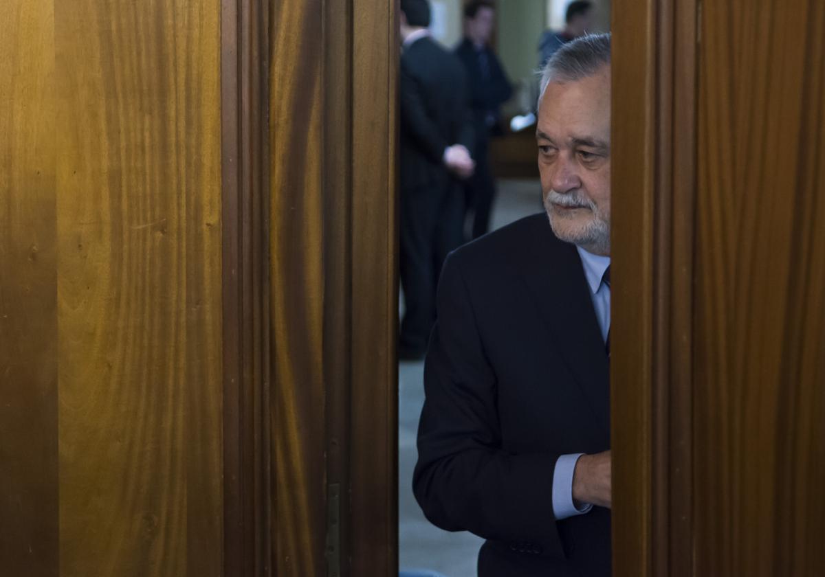 El expresidente andaluz José Antonio Griñán, entrando en la sala de la Audiencia de Sevilla que acogió el juicio del caso ERE en 2018