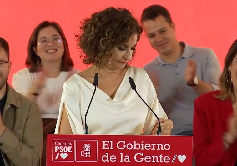 Vídeo: María Jesús Montero recibe una llamada de su madre en pleno mitin