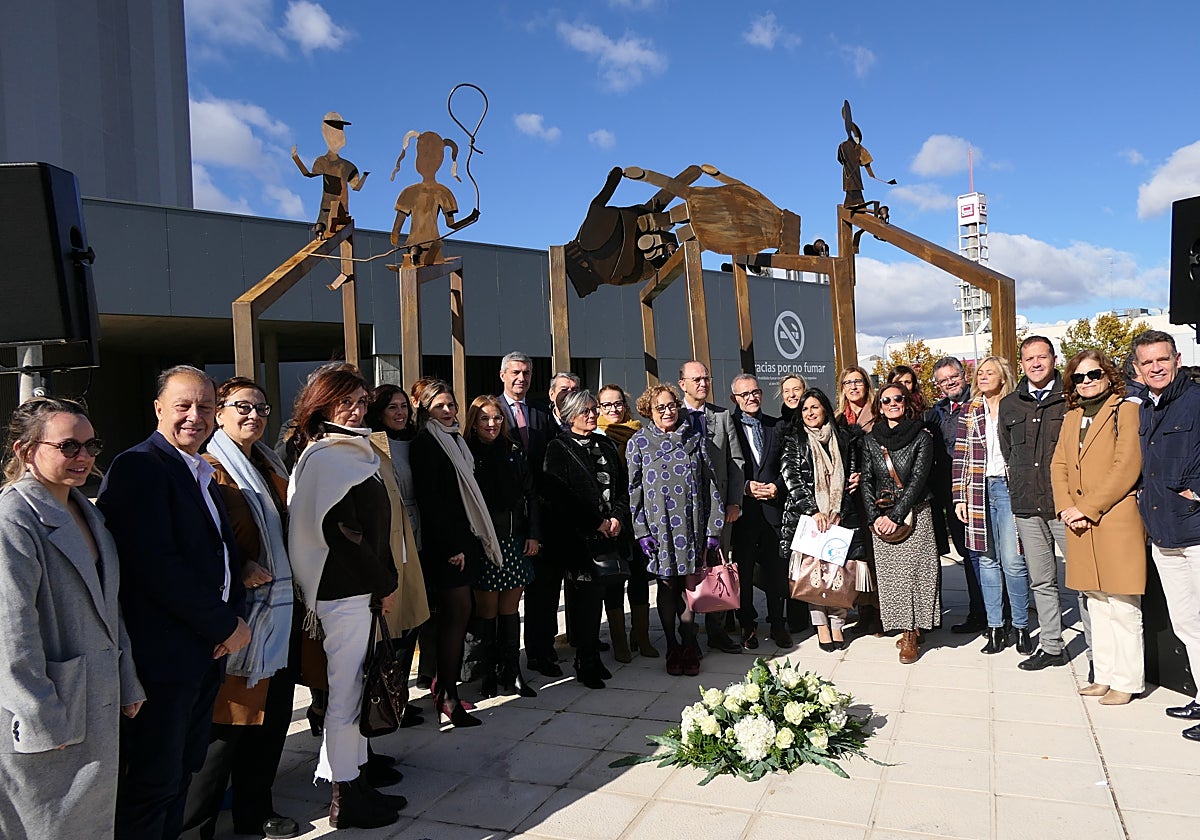 Asociados y autoridades posan ante la escultura situada junto al Hospital Universitario de Toledo