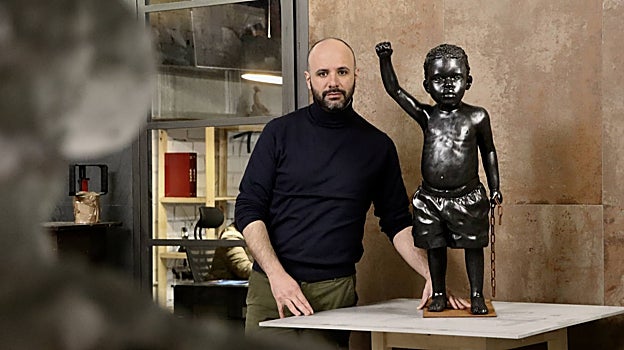 Javier López del Espino, con una de sus obras