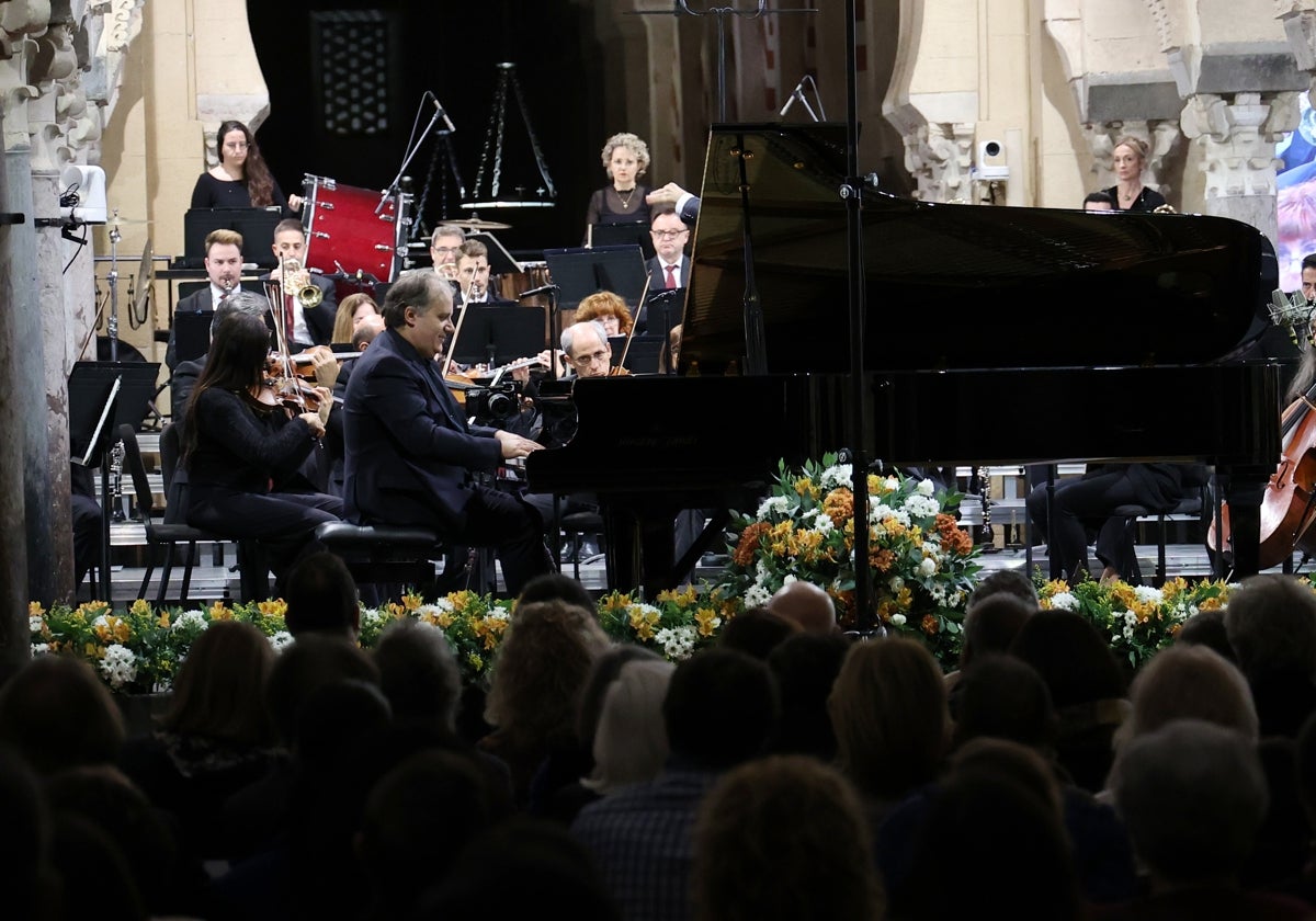 Josu de Solaun junto a la Orquesta de Córdoba en las naves de Almanzor de la Mezquita-Catedral de Córdoba