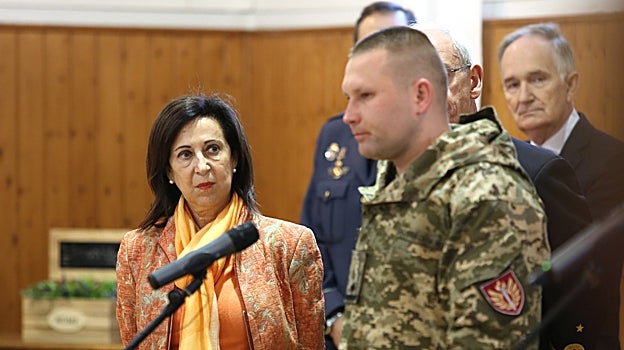 La ministra junto a un comandante del Ejército de Ucrania presente en el acto
