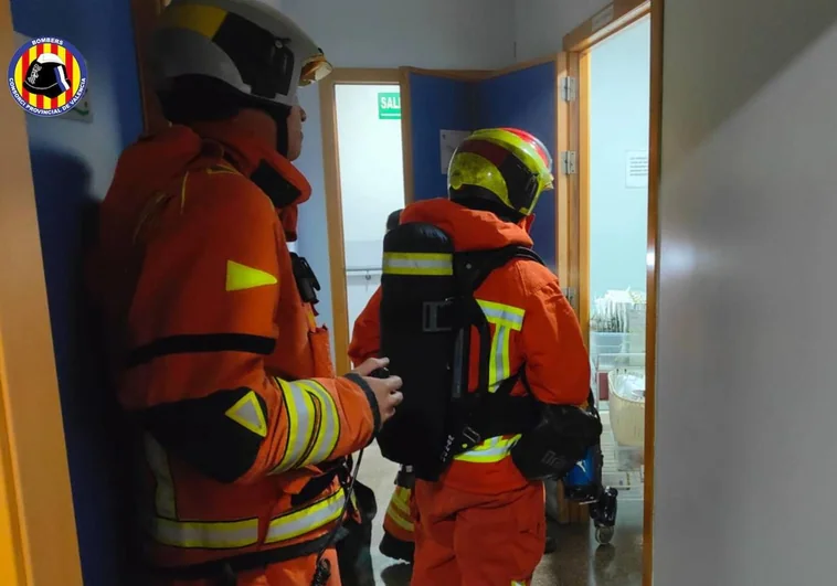 Evacuan a un centenar de personas por el incendio en un centro terapéutico de la localidad valenciana de Ador