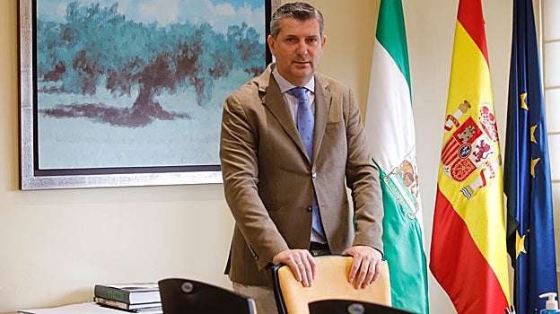 El delegado de Agricutlura, Agua y Desarrollo Rural posa para ABC antes de la entrevista