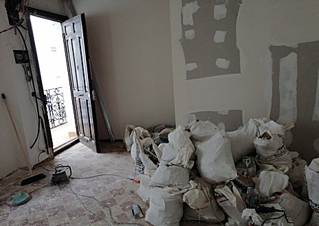 Imagen secundaria 1 - Estado de tres viviendas tras las reformas paralizadas por Alda Home