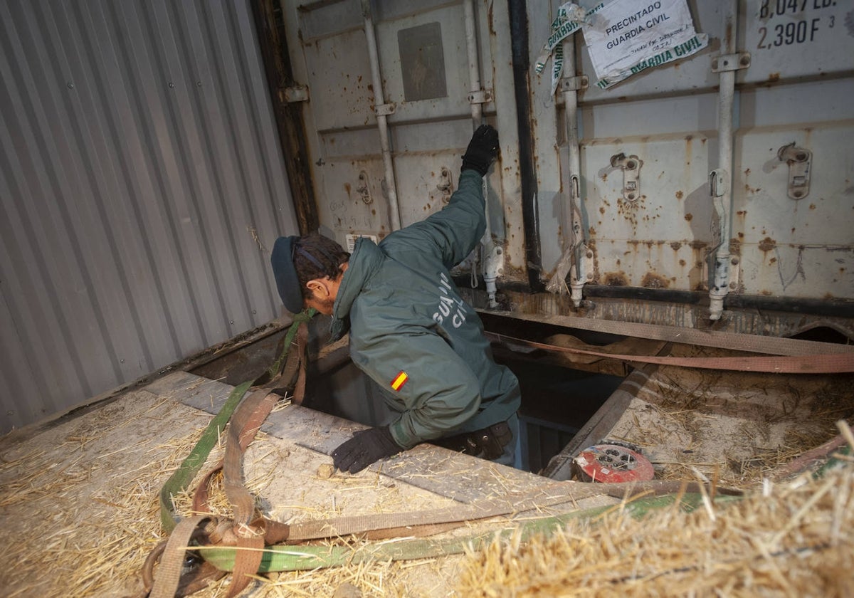 Un agente de la Guardia Civil accede a la fábrica clandestina de tabaco localizada a cuatro metros bajo tierra en Monda, Málaga, en el año 2020