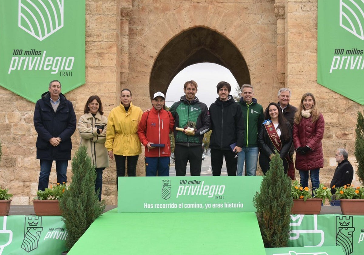 Podio con los ganadores de las '100 Millas del Privilegio'