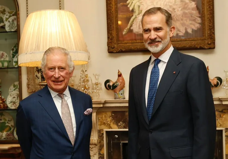 Primer encuentro privado entre Felipe VI y Carlos III en la residencia del Rey de Inglaterra