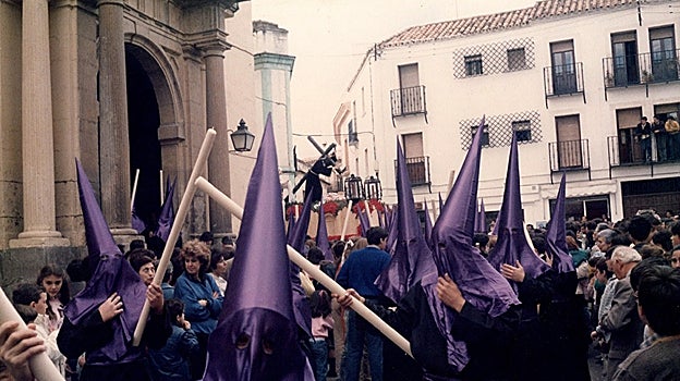 Nazarenos de la cofradía anteceden al paso de misterio en una de sus primeras salidas