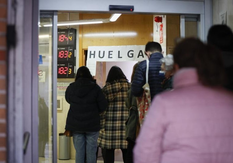 Médicos de familia y pediatras comienzan una huelga para dedicar 10 minutos por paciente y Ayuso pide pararla para no colapsar los hospitales