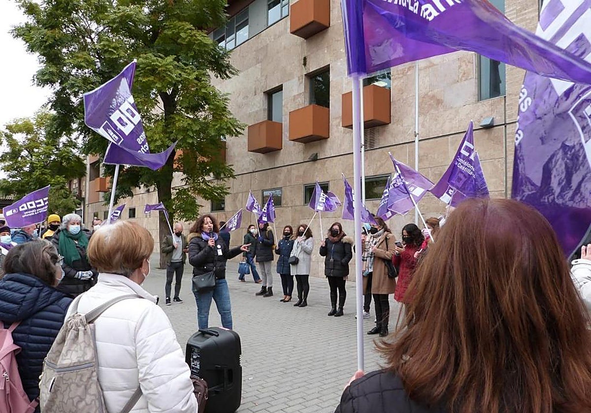 Concentración ante los juzgados de Toledo para exigir la puesta en marcha del Juzgado de Violencia