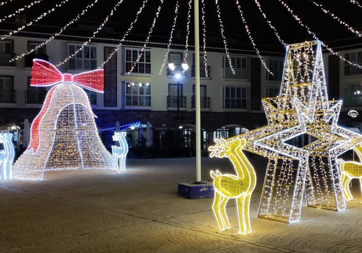 Montaje de luces navideñas de la empresa afectada en Huércal-Overa.