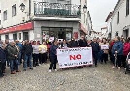 Los vecinos de Torrecampo protestan por el cierre de la única entidad bancaria