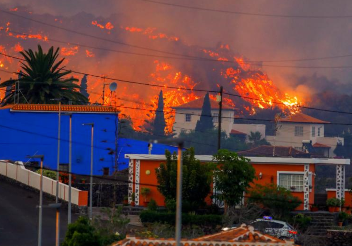 La lava avanza imparable sobre el núcleo urbano de Los Llanos de Aridane