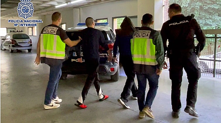 Localizan a dos atracadores de gasolineras con cuchillos por las huellas que dejaron en sus robos