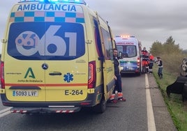 Accidente en Córdoba | Dos heridos en un choque y posterior vuelco de un vehículo en Villarrubia