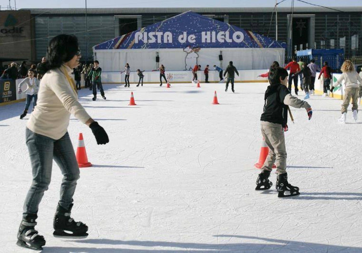 Pista de hielo instalada en la plaza de las Tres Culturas, en una imagen de archivo