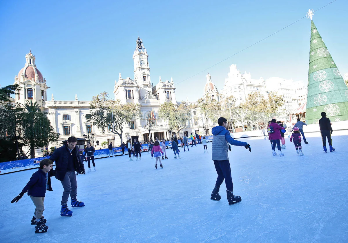 tendrá una pista de patinaje ecológica en Navidad: «Es ilógico apagar escaparates y mantener el hielo»