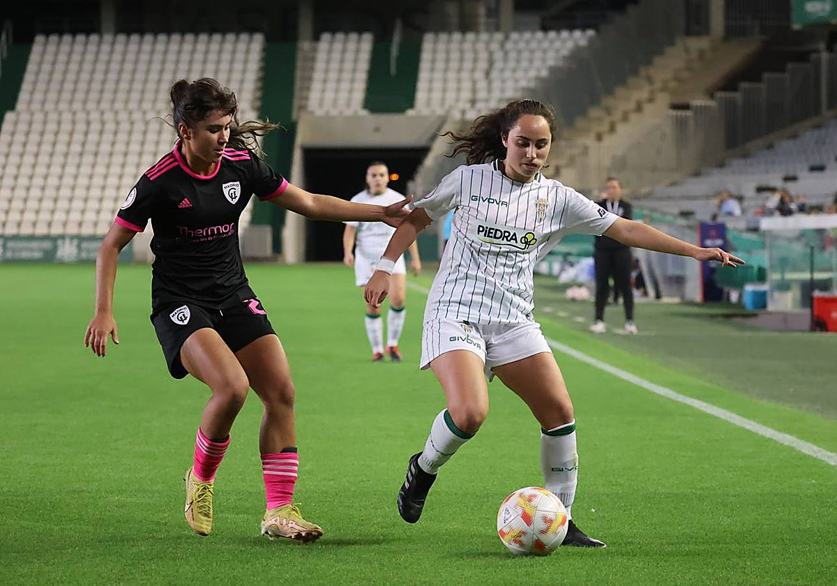 Ocón conduce el balón ante una rival del Madrid CFF