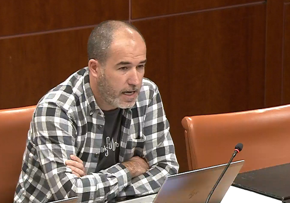 El parlamentario de EH Bildu, Josu Estarrona durante su intervención en la comisión de control de la EITB este miércoles