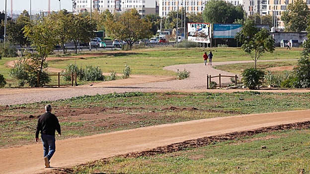 Un hombre pasea por el parque del Flamenco