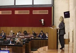 Juanma Moreno acusa al PSOE de «radical» y de legislar a «golpe de impulso»