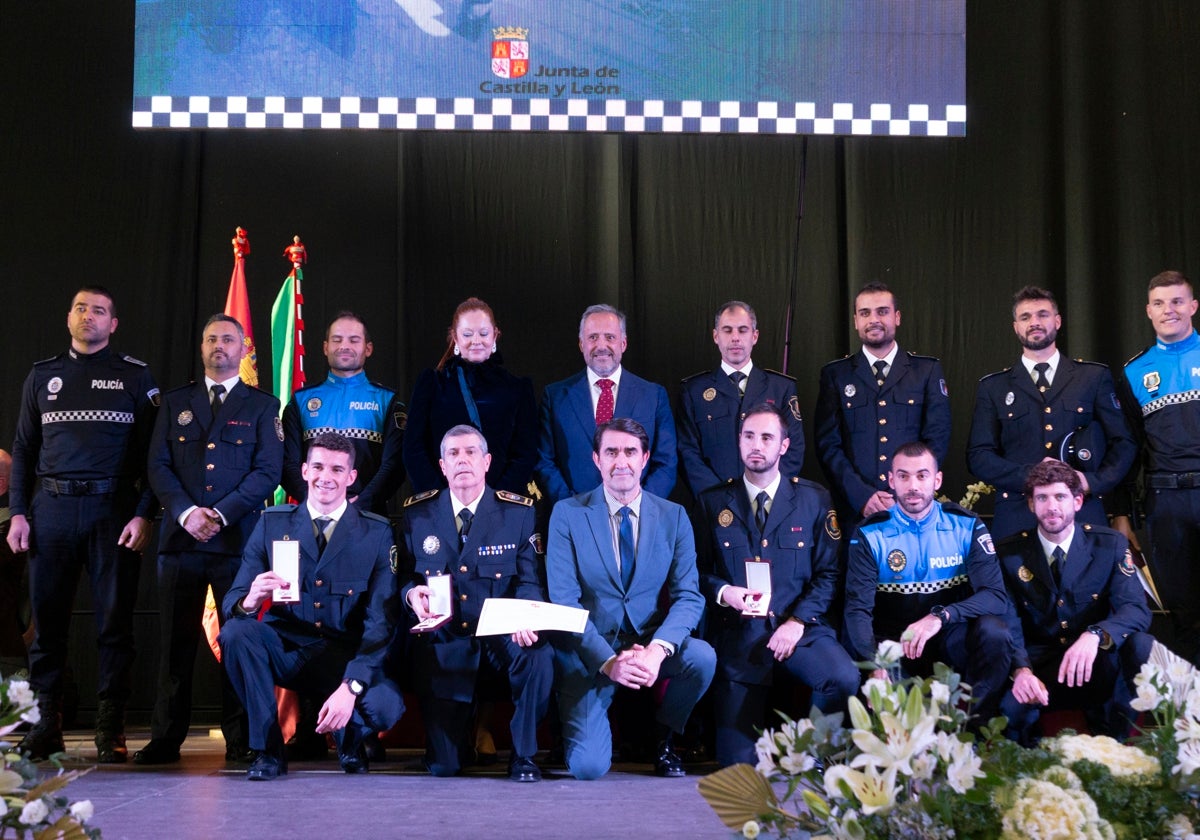 El consejero de Medio Ambiente, Vivienda y Ordenación del Territorio, Juan Carlos Suárez-Quiñones, y el presidente de las Cortes autonómicas, Carlos Pollán, posan con los medallas al Mérito de la Policía Local de Castilla y León 2022