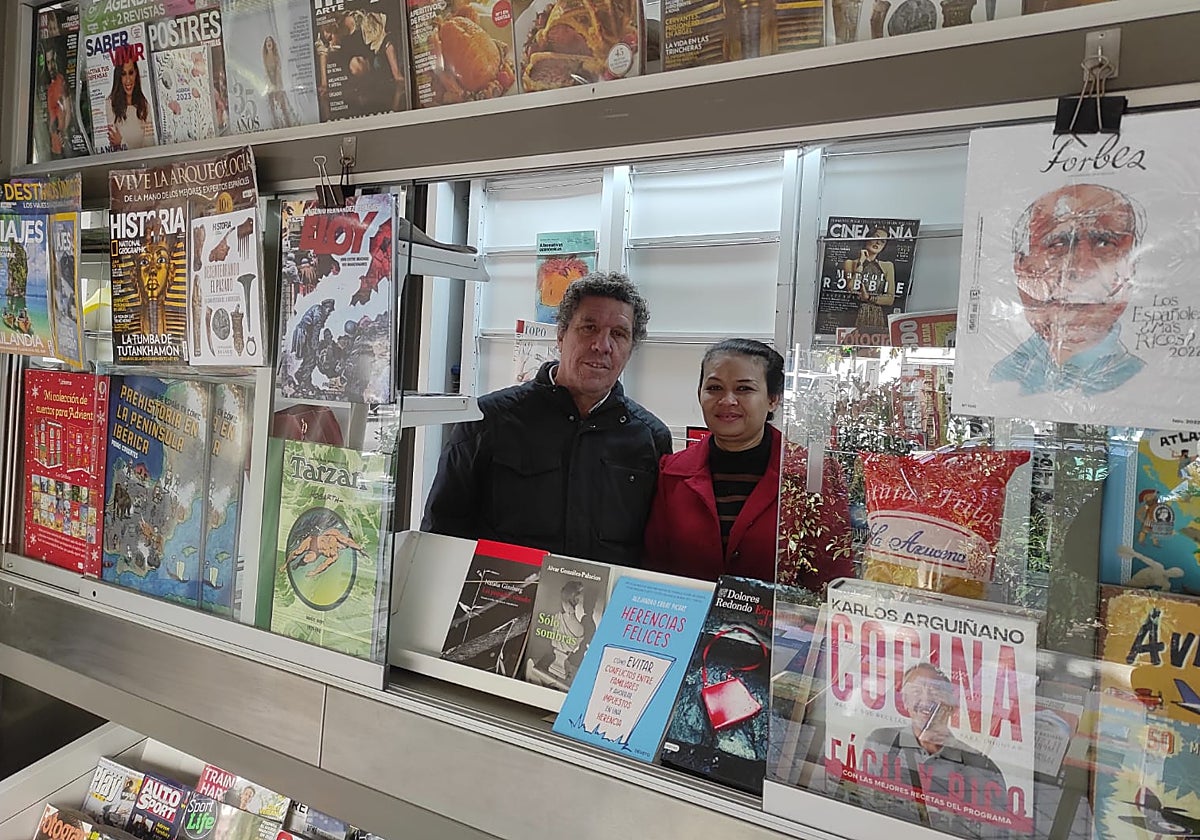 Óscar Cervera  posa para Madrilánea en su puesto