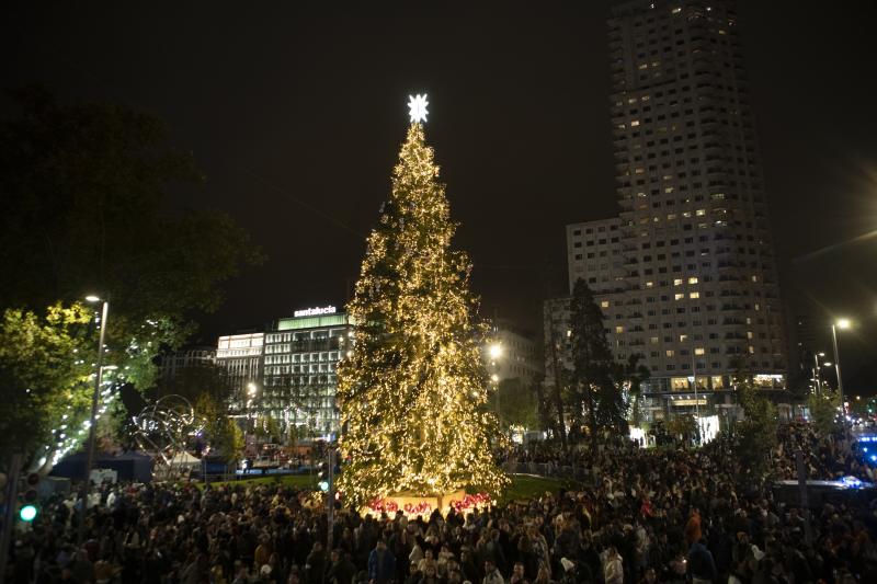 El árbol de Plaza de España iluminado con las luces de Navidad 