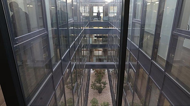 El patio interior acristalado del centro Beatriz Galindo