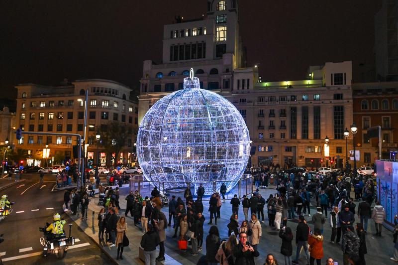 Vista de la confluencia de las calles Gran Vía y Alcalá con el encendido de las luces