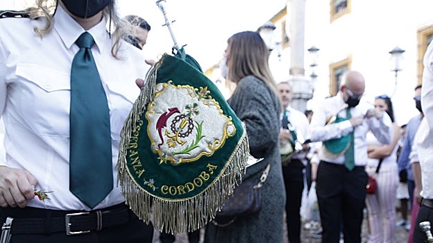 El escudo de la formación musical en el faldellín de una corneta